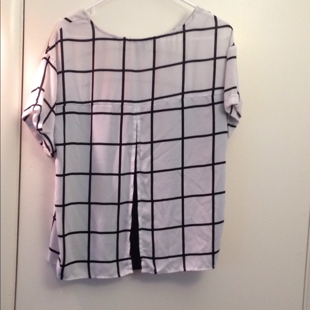🎉HP🎉 Black and white top with fly away back - Picture 3 of 4